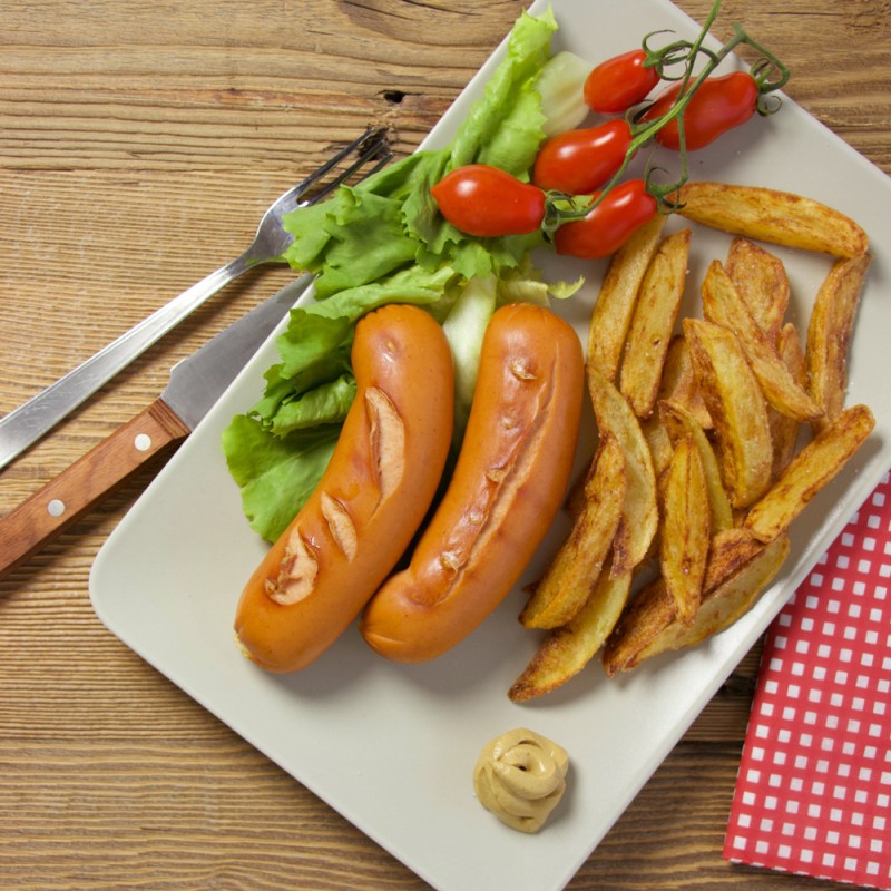 Wurstel Servelade grigliati con patate fritte e insalata