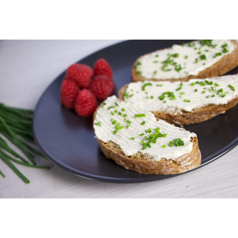 pane alla segale freddo, con formaggio spalmabile e erba cipollina