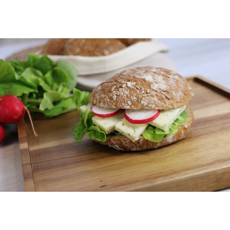 panino Vinschgerle alla segale con insalata, formaggio e ravanello