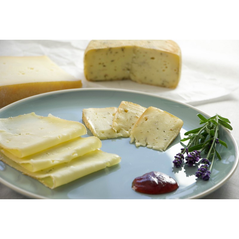 Da sinistra: formaggio Plottner, formaggio ai Fiori di Fieno. Davanti: mostarda