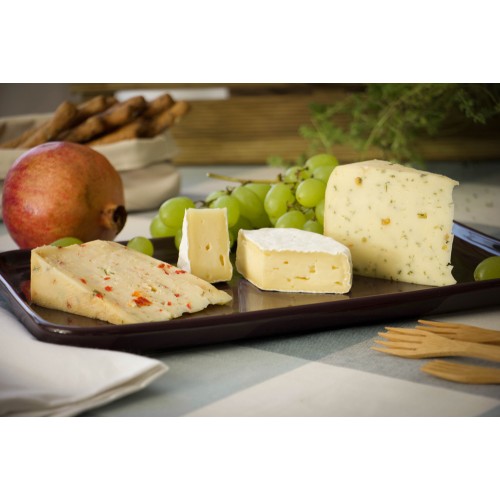 Da sinistra: Formaggio Peperoni e Timo, Camembert, Formaggio con Fieno Greco