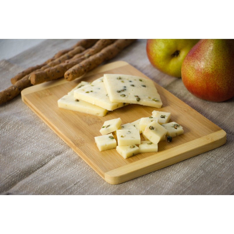 Formaggio al Pepe e Cipolla su tagliere