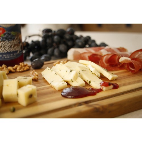 Formaggio alle erbe con Formaggio Pepe e Cipolla (sinistra), Speck (destra) e mostarda Formaggio alle erbe con Formaggio Pepe e Cipolla (sinistra), Speck (destra) e mostarda