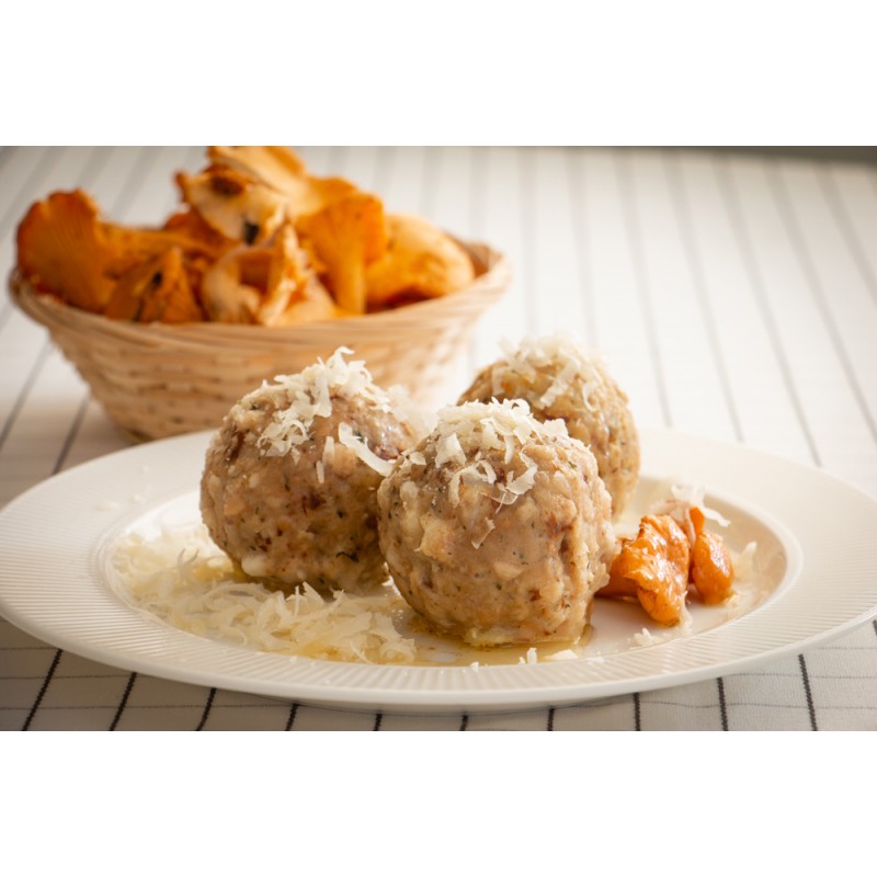 Canederli ai finferli con parmigiano grattuggiato e burro fuso