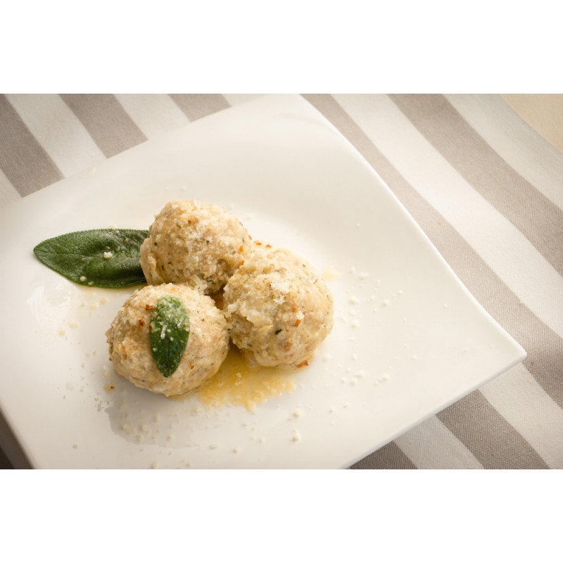 Canederli al formaggio con burro fuso, parmigiano e salvia