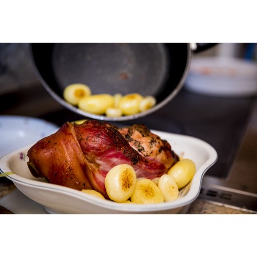 Stinco cucinato al forno con patate arrosto