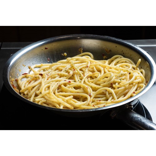 Spaghetti conditi con spezie per spaghettata piccante