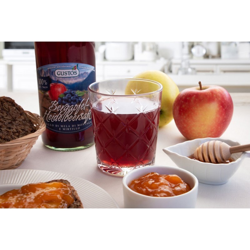 succo di mele e mirtilli in bicchiere
