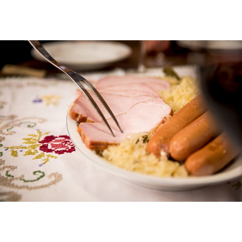 Classico piatto altoatesino con wurstel, crauti e braciole di maiale