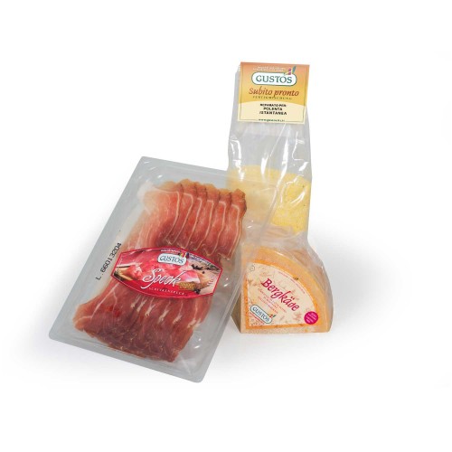 Tutto il necessario per preparare una buona polenta con speck e formggio