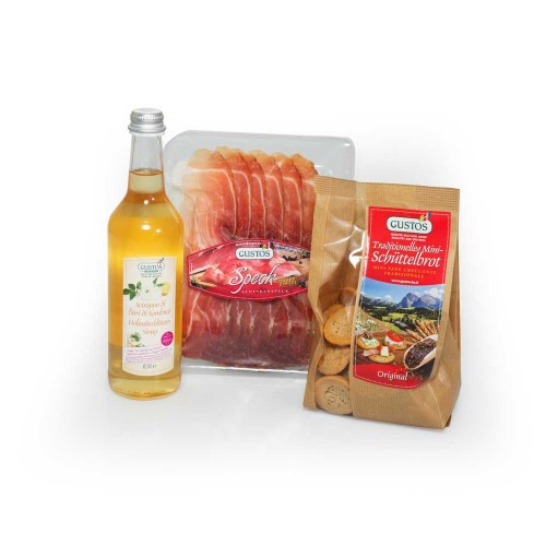 Tutto il necessario per un aperitivo a casa: sciroppo di sambuco per il Hugo, speck e pane croccante per gli stuzzichini