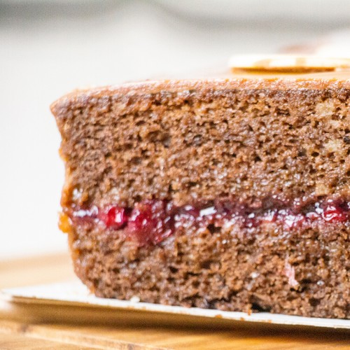 Torta Gustos, farcita con marmellata di mirtilli rossi e albicocche, glassata al cioccolato. 1,2 kg