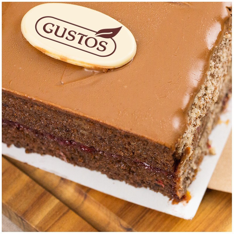 Torta Gustos, farcita con marmellata di mirtilli rossi e albicocche, glassata al cioccolato. 1,2 kg