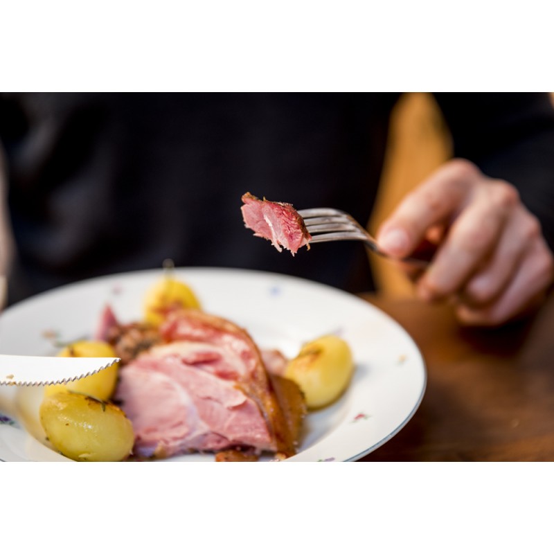 piatto a base di stinco e patate arrosto