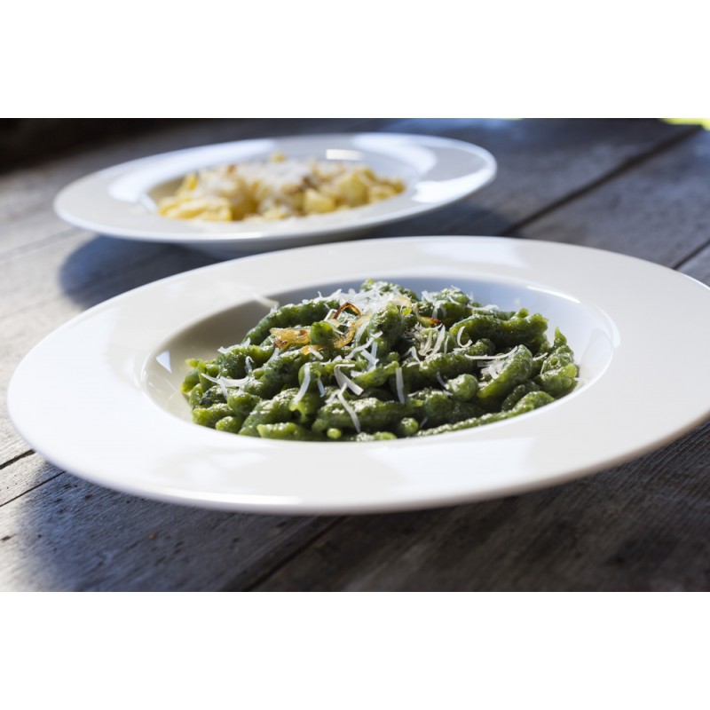 Spatzle di spinaci con burro fuso e formaggio grattuggiato