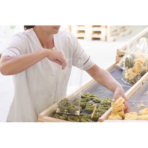 Nel nostro pastificio, la pasta viene ancora lavorata a mano