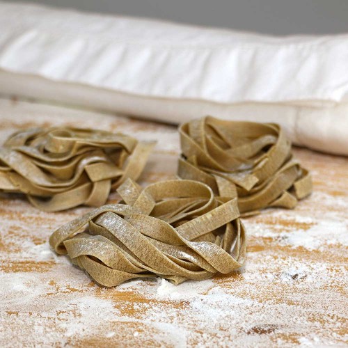 Tagliatelle ai funghi Porcini appena pronte per essere impacchettate