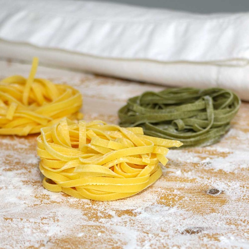 Fettuccine Paglia e Fieno pronte per essere imballate