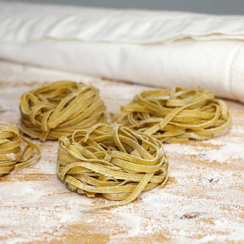Fettuccine con erbe di montagna e pino mugo pronte per essere imballate