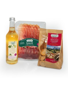 Tutto il necessario per un aperitivo a casa: sciroppo di sambuco per il Hugo, speck e pane croccante per gli stuzzichini