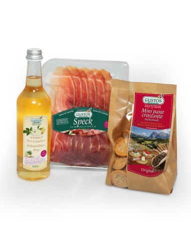 Tutto il necessario per un aperitivo a casa: sciroppo di sambuco per il Hugo, speck e pane croccante per gli stuzzichini