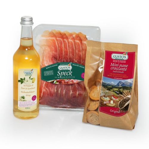Tutto il necessario per un aperitivo a casa: sciroppo di sambuco per il Hugo, speck e pane croccante per gli stuzzichini