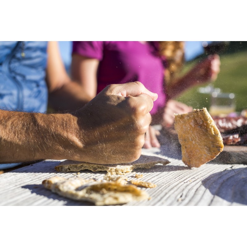 La tradizione vuole che lo Schüttelbrot venga rotto con un pugno
