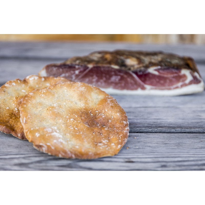 Lo Schüttelbrot viene spesso gustato con lo Speck