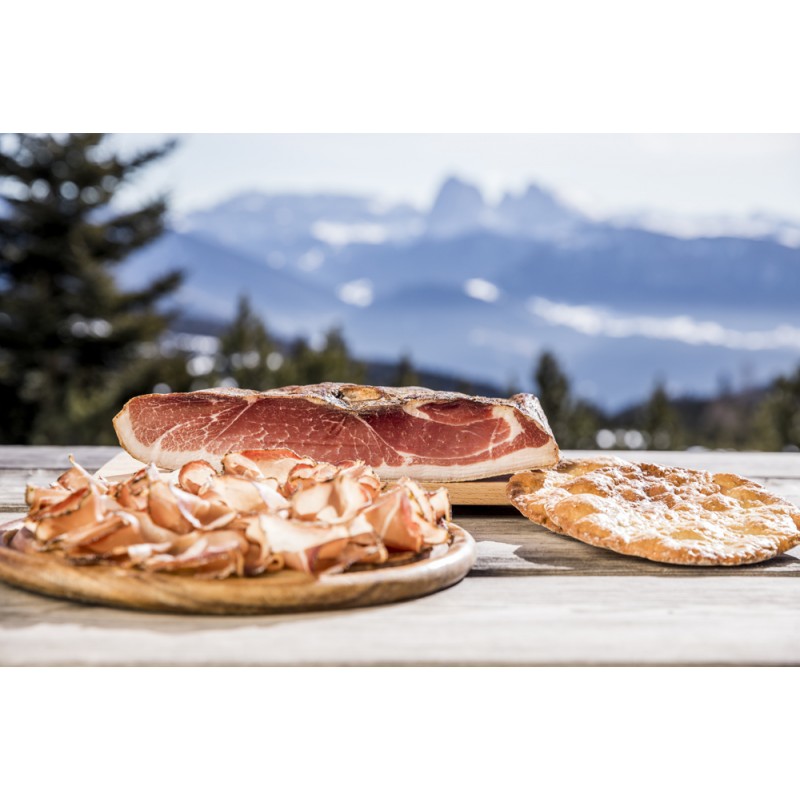 tagliere di speck e schüttelbrot con le Dolomiti sullo sfondo