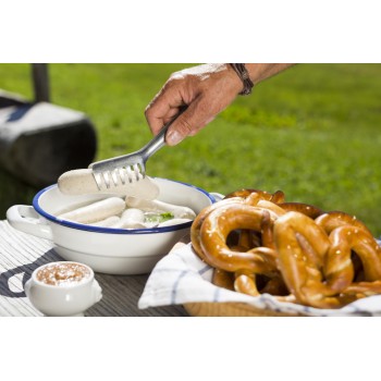 Colazione Bavarese con Brezel e Würstel Bianchi, un'usanza anche altoatesina Colazione Bavarese con Brezel e Würstel Bianchi, un'usanza anche altoatesina