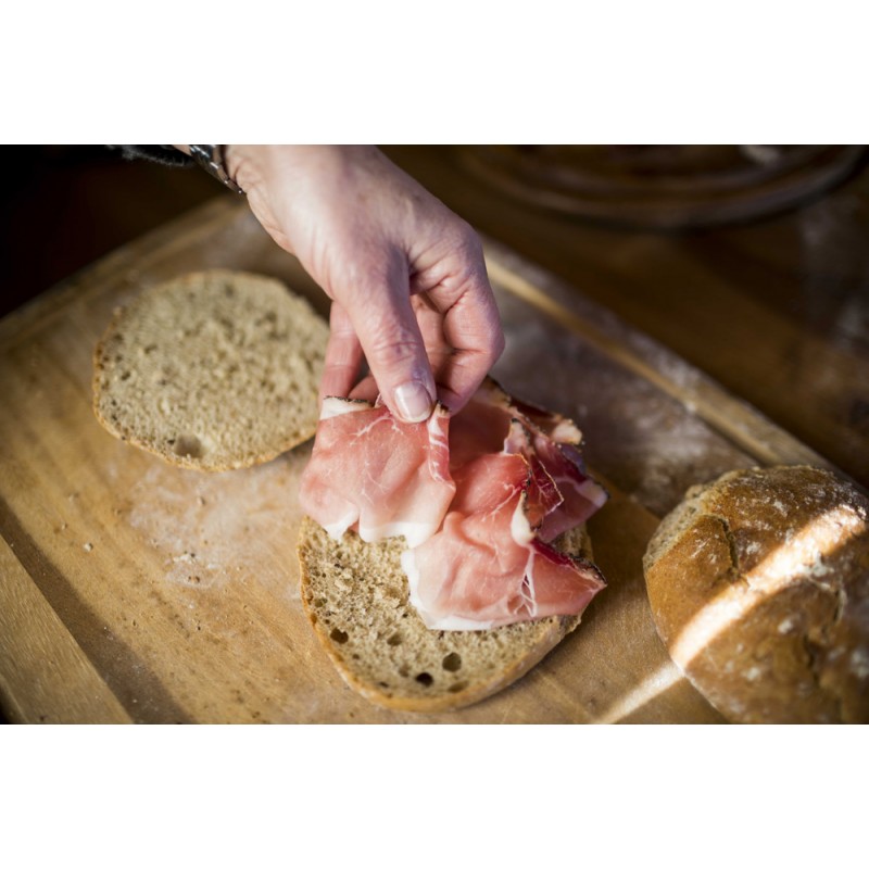 pane alla segale farcito con speck