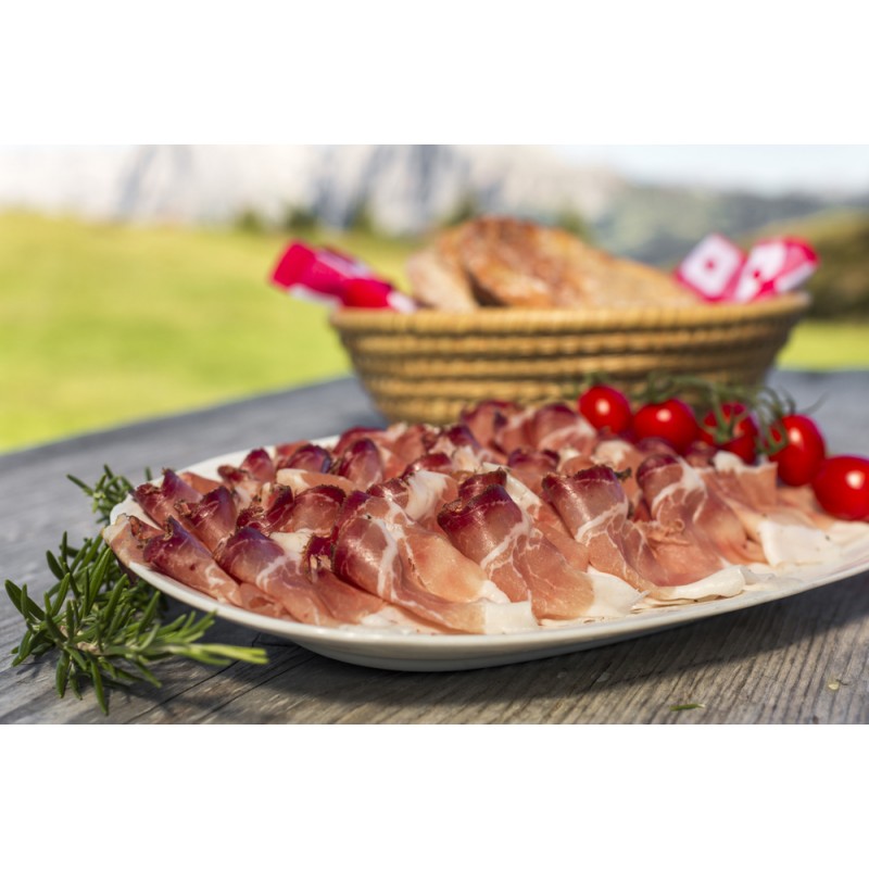 piatto di speck affettato