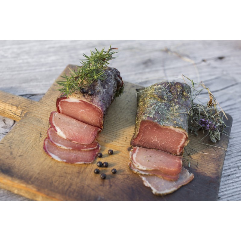 lonzino alle erbe accanto a lonzino al ginepro