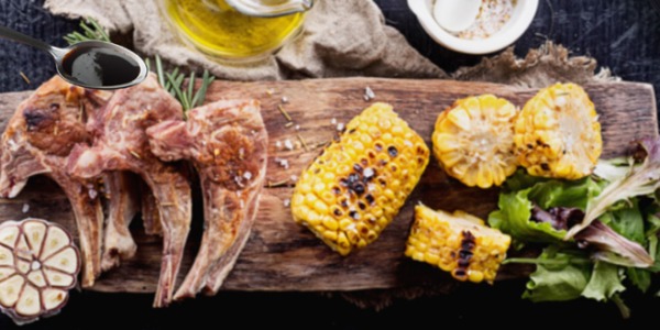 Agnello francese Pré Salé con miglio, zucchine e aceto Lagrein