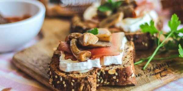 Bruschette di pane con Speck e Camembert