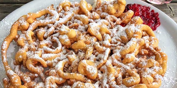 Come fare gli strauben, i dolci di Carnevale più buoni dell’Alto Adige [con VIDEO RICETTA ]