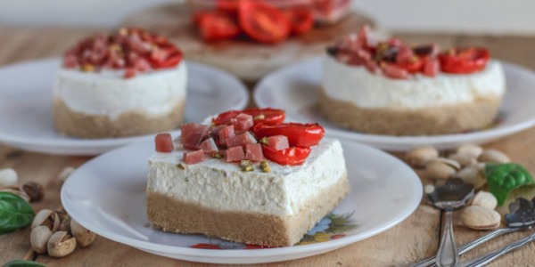 Cheesecake salata con speck, pomodorini confit e pistacchi