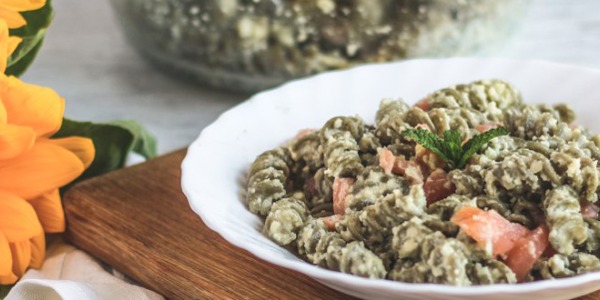 Fusilli alle ortiche con pesto di mandorle e salmone