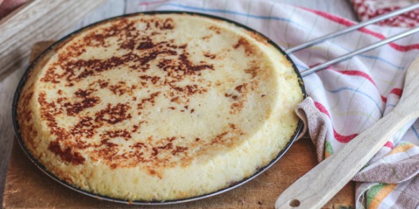 La torta di patate in padella, ripiena di formaggio, zucchine e radicchio.