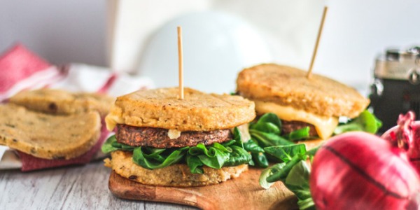 Burger di polenta con formaggio di montagna, cipolla caramellata e valeriana