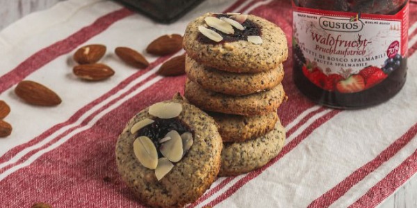 Biscotti senza glutine con confettura ai frutti di bosco