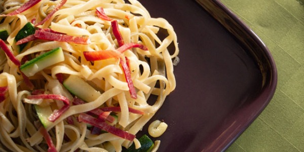 Fettuccine paglia e fieno con zucchine e Speck