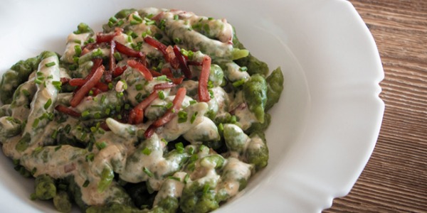 Spätzle agli spinaci con panna e Speck