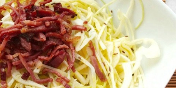 Come si prepara l'insalata di cappuccio con Speck