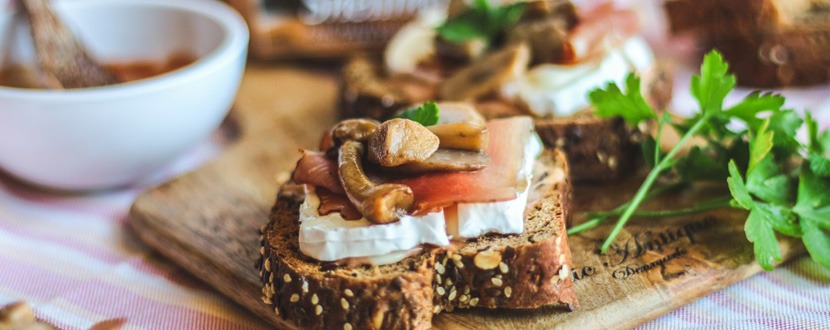 Bruschette di pane con Speck e Camembert