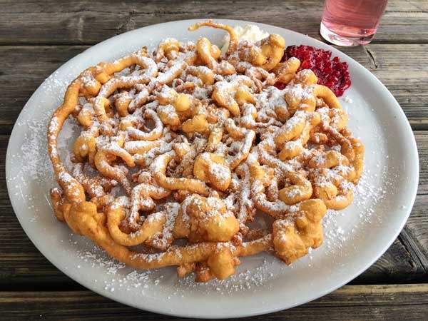 Come fare gli strauben, i dolci di Carnevale più buoni dell’Alto Adige [con VIDEO RICETTA ]