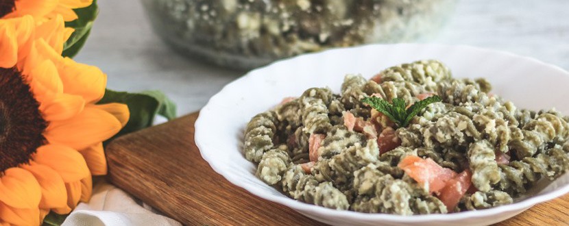 Fusilli alle ortiche con pesto di mandorle e salmone