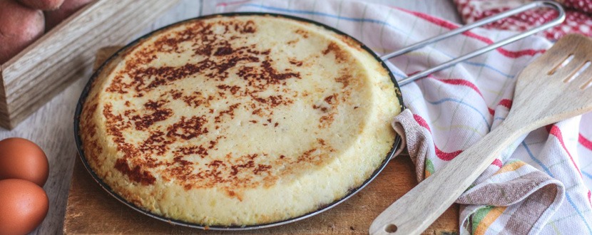 La torta di patate in padella, ripiena di formaggio, zucchine e radicchio.