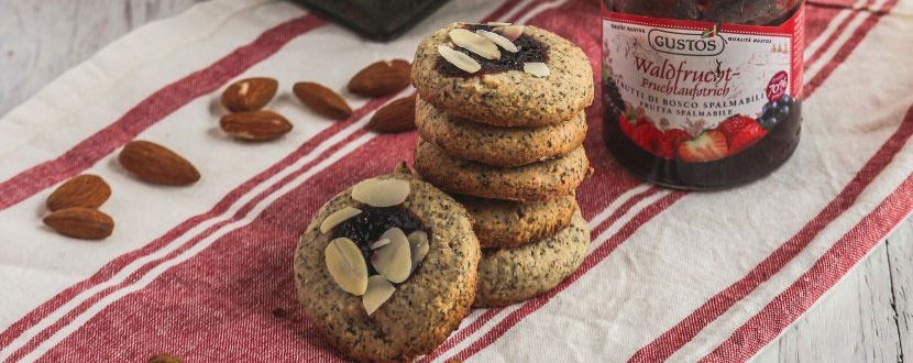 Biscotti senza glutine con confettura ai frutti di bosco