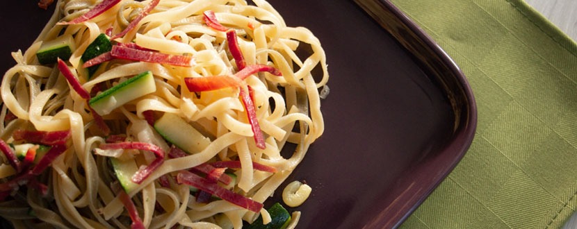 Fettuccine paglia e fieno con zucchine e Speck